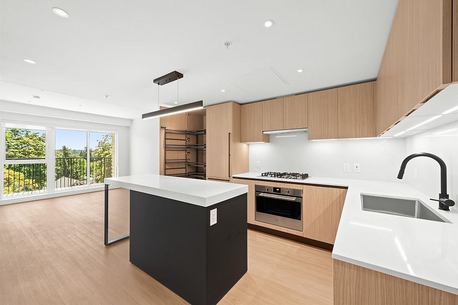 505 2235 E Broadway Vancouver, BC - 2