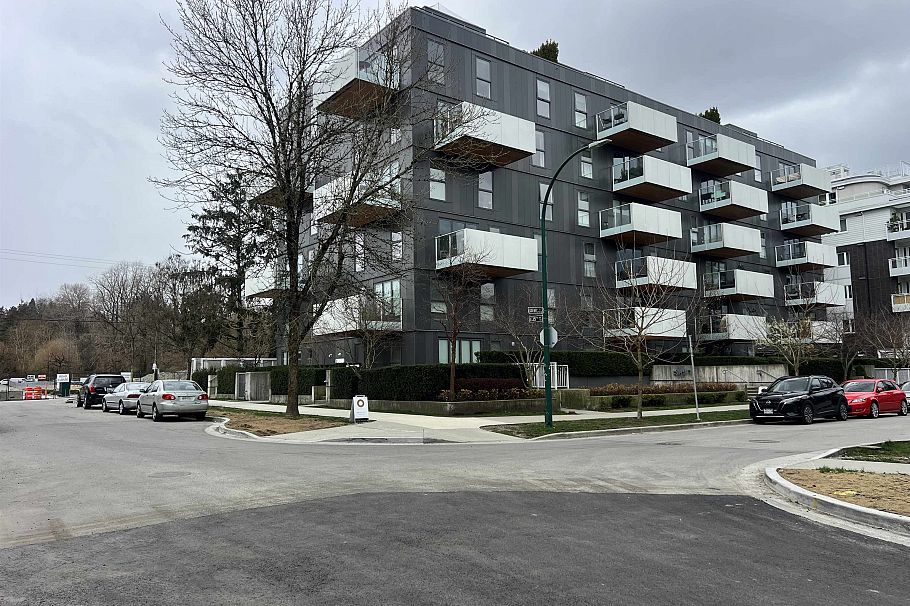 302 5089 Quebec Street Vancouver, BC - 1