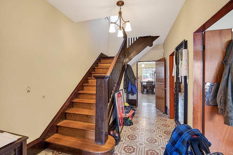 2631 E Pender Street Vancouver, BC - 3