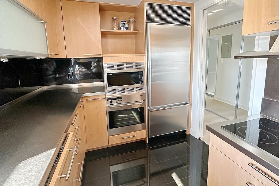 10 2575 Tolmie Street Vancouver, BC - 4