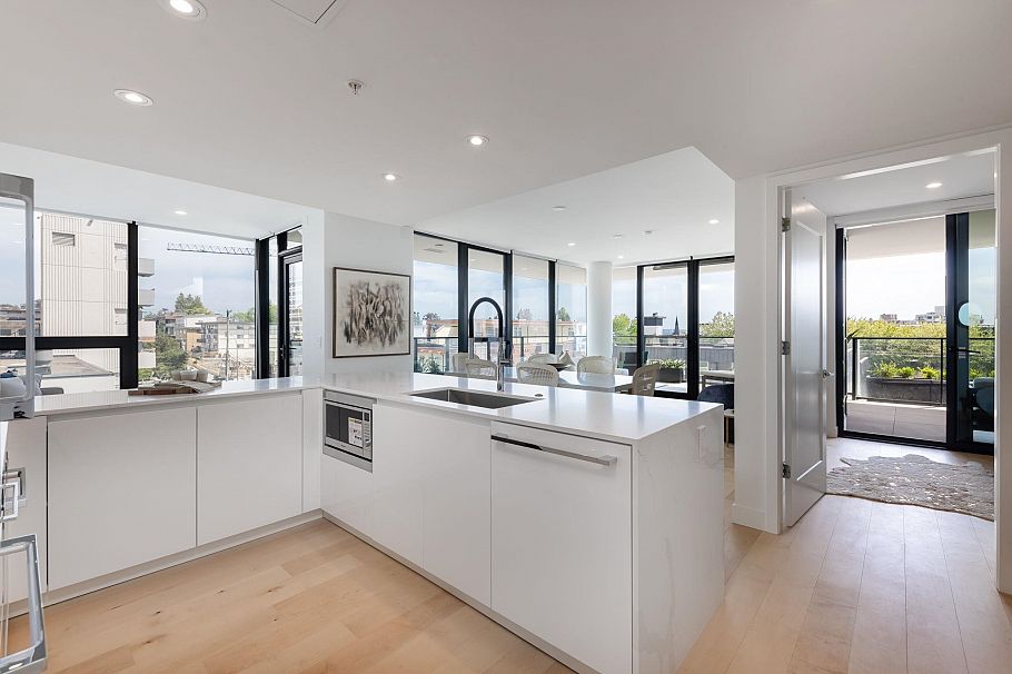 302 135 E 13th Street North Vancouver, BC - 5