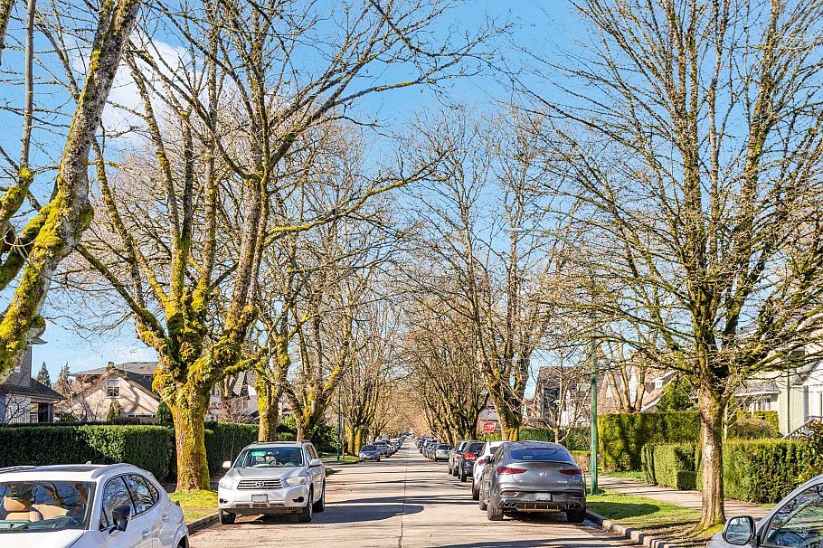 2861 W 15th Avenue Vancouver, BC - 10