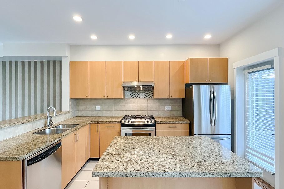 7425 Columbia Street Vancouver, BC - 9