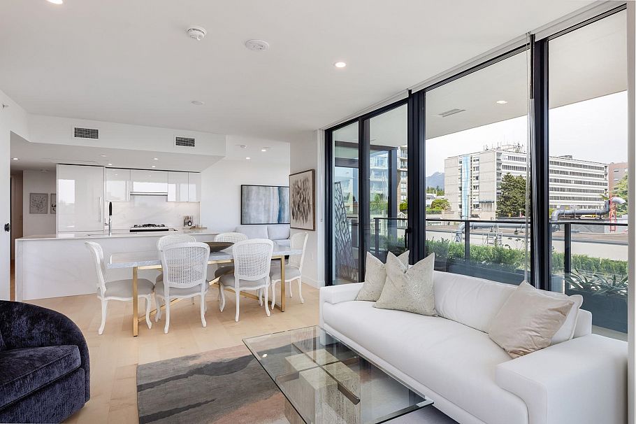 302 135 E 13th Street North Vancouver, BC - 3