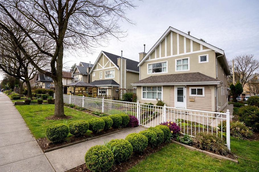 1407 E 12th Avenue Vancouver, BC - 1