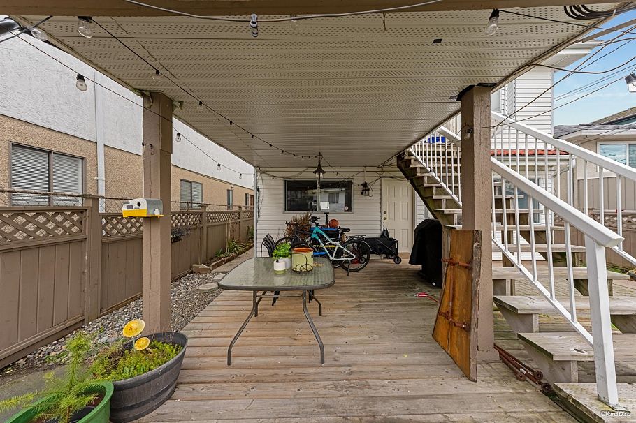 3450 Monmouth Avenue Vancouver, BC - 34