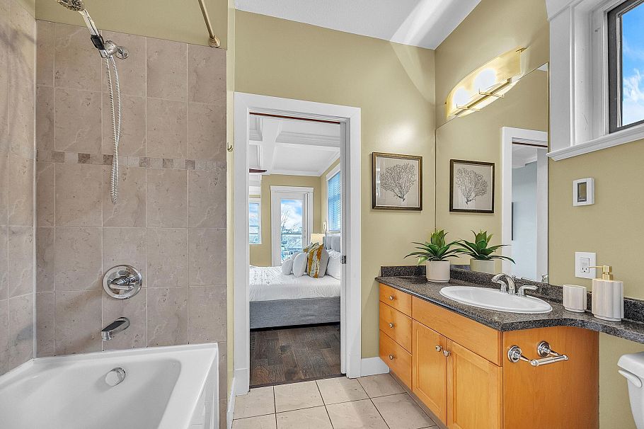 302 152 E 12th Street North Vancouver, BC - 24