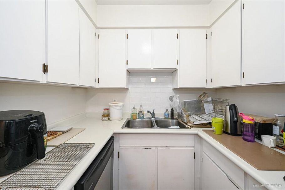 406 16 Lakewood Drive Vancouver, BC - 16