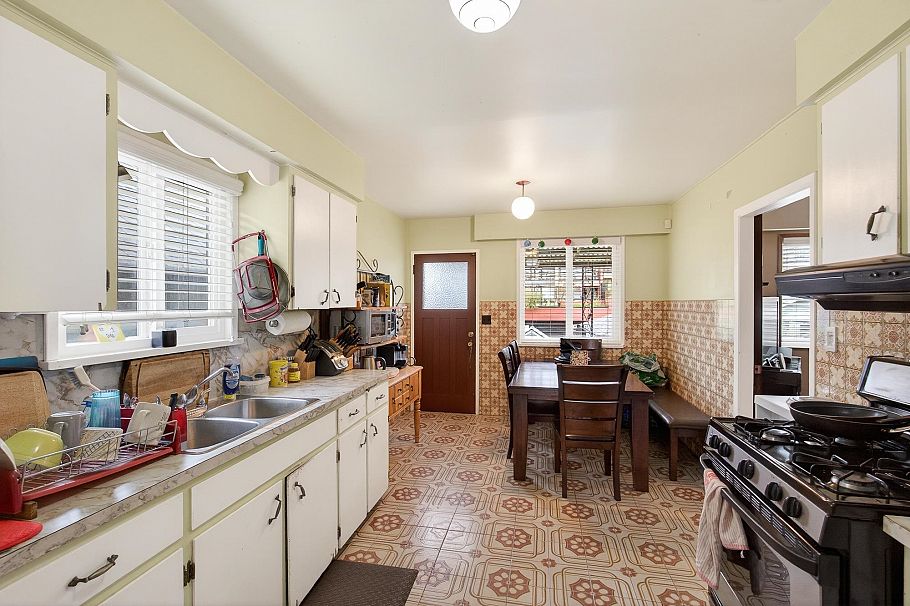 2631 E Pender Street Vancouver, BC - 7