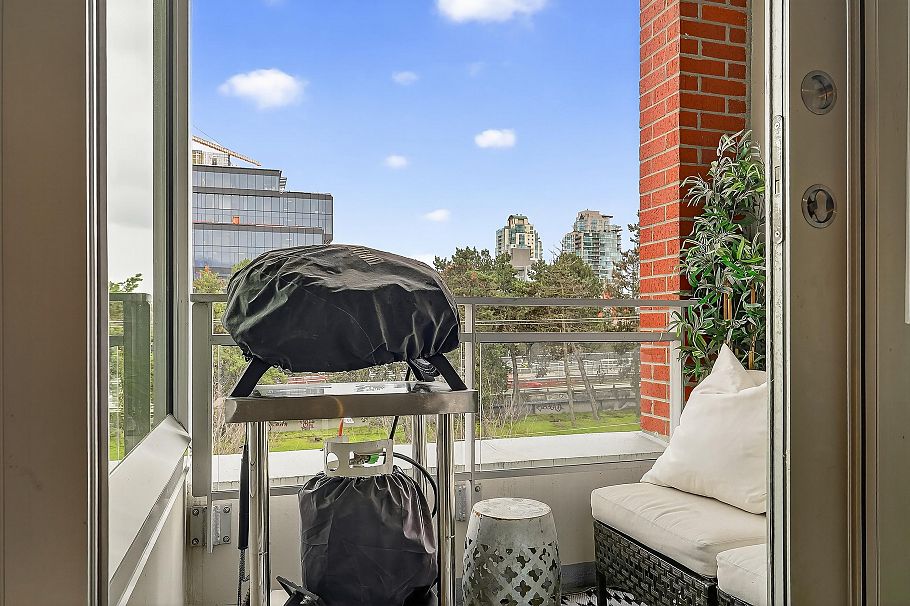 417 221 Union Street Vancouver, BC - 5