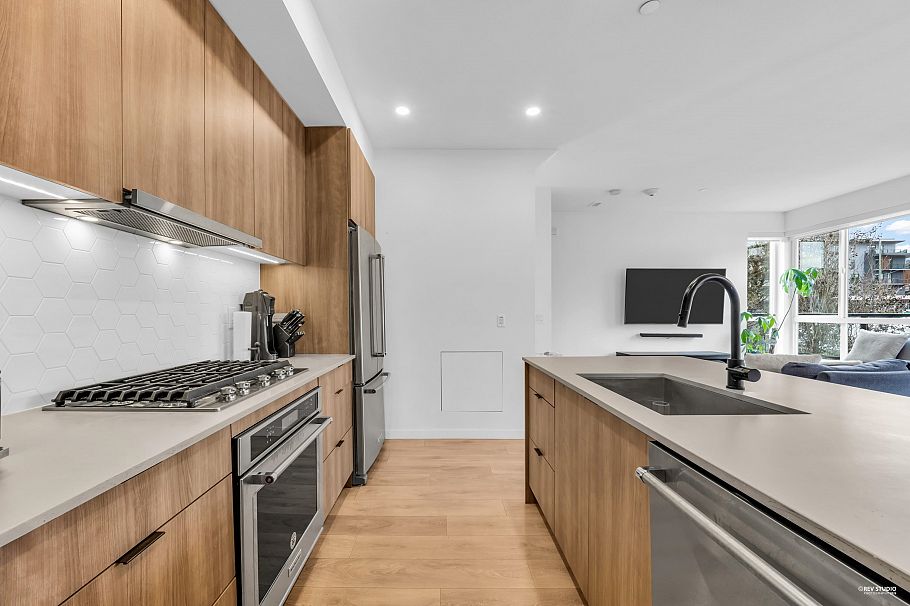 1 533 E 3rd Street North Vancouver, BC - 9