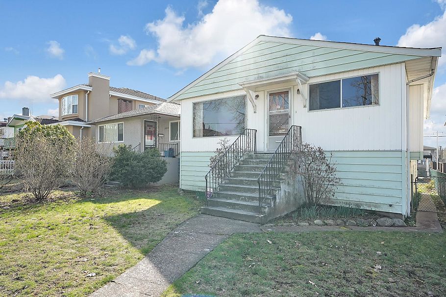 2506 E 45th Avenue Vancouver, BC - 1