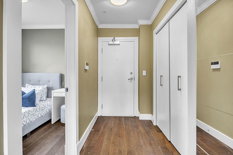 302 152 E 12th Street North Vancouver, BC - 4