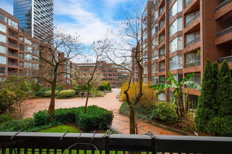 211 950 Drake Street Vancouver, BC - 11