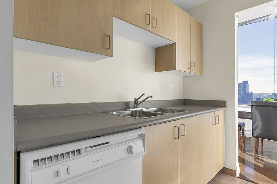 908 1010 Howe Street Vancouver, BC - 8