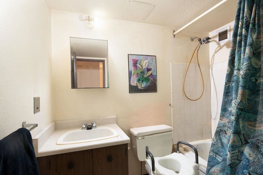 211 950 Drake Street Vancouver, BC - 9