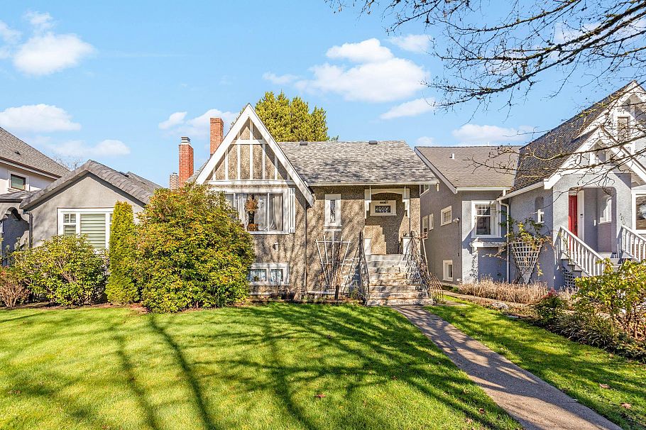 2861 W 15th Avenue Vancouver, BC - 1