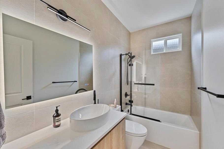 817 W 60th Avenue Vancouver, BC - 25