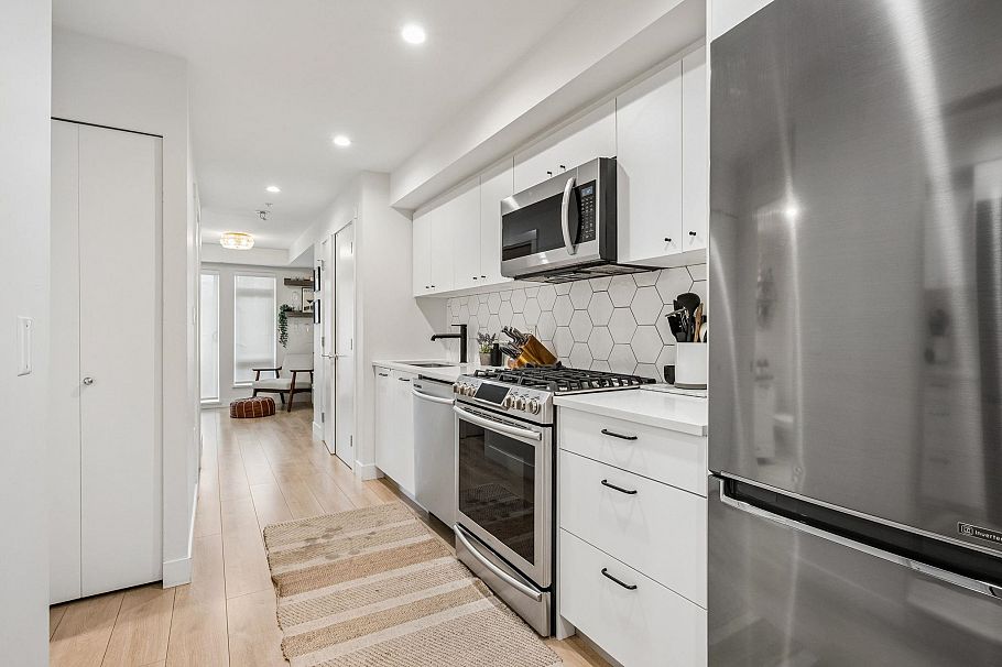 201 1519 Crown Street North Vancouver, BC - 16