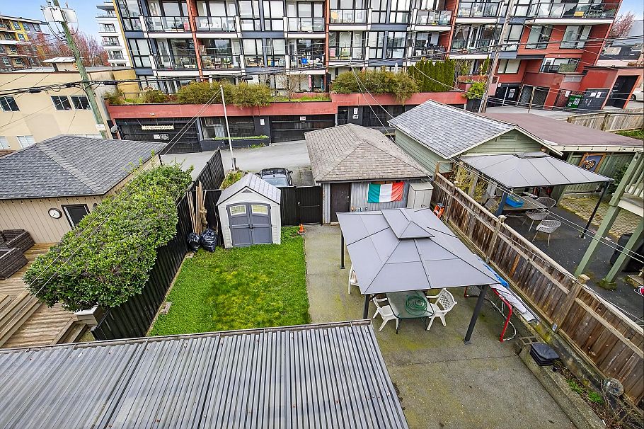 2631 E Pender Street Vancouver, BC - 15