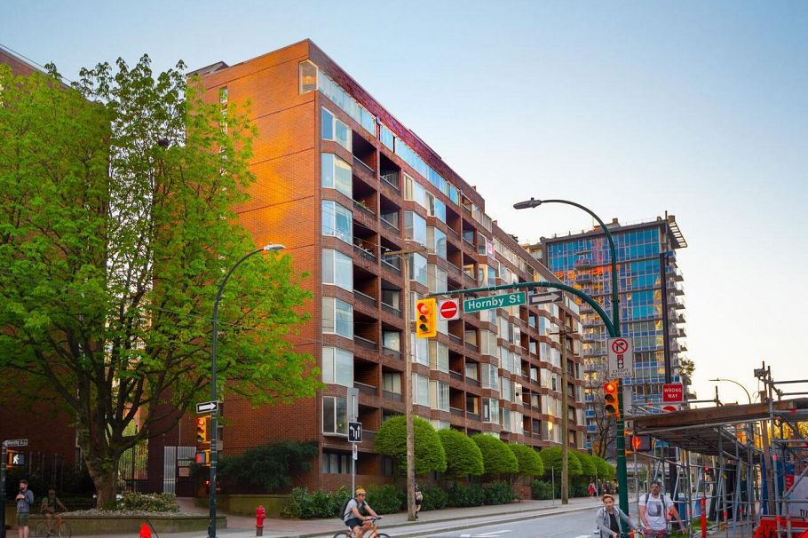 211 950 Drake Street Vancouver, BC - 2