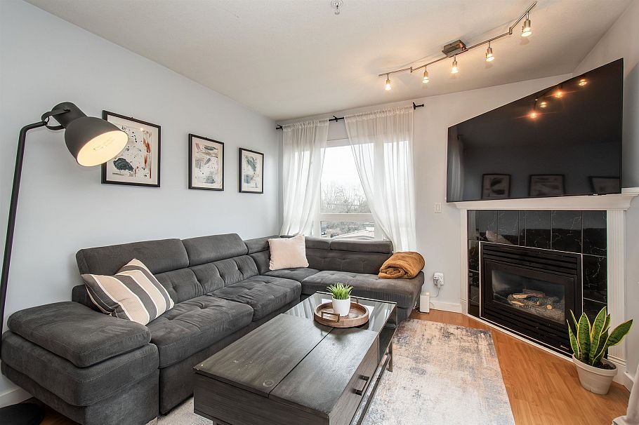 401 1629 Garden Avenue North Vancouver, BC - 2