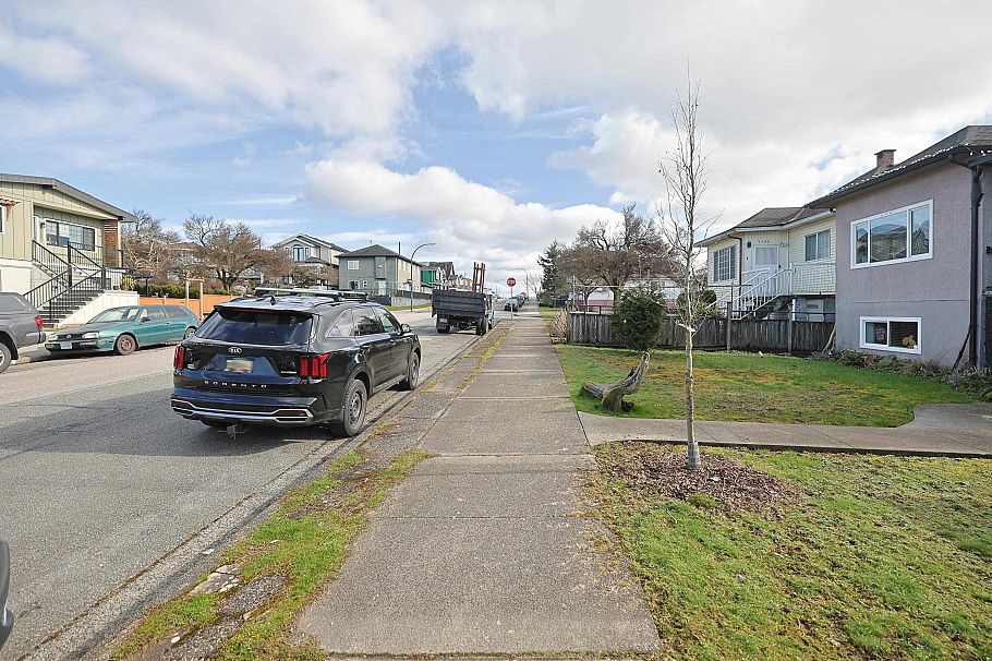 2584 E Georgia Street Vancouver, BC - 18