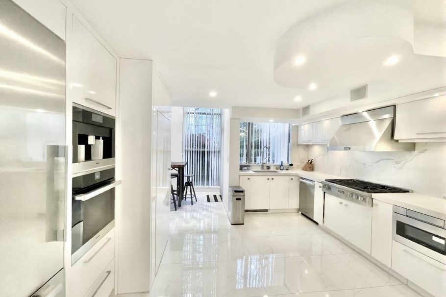 1235 Alberni Street Vancouver, BC - 2