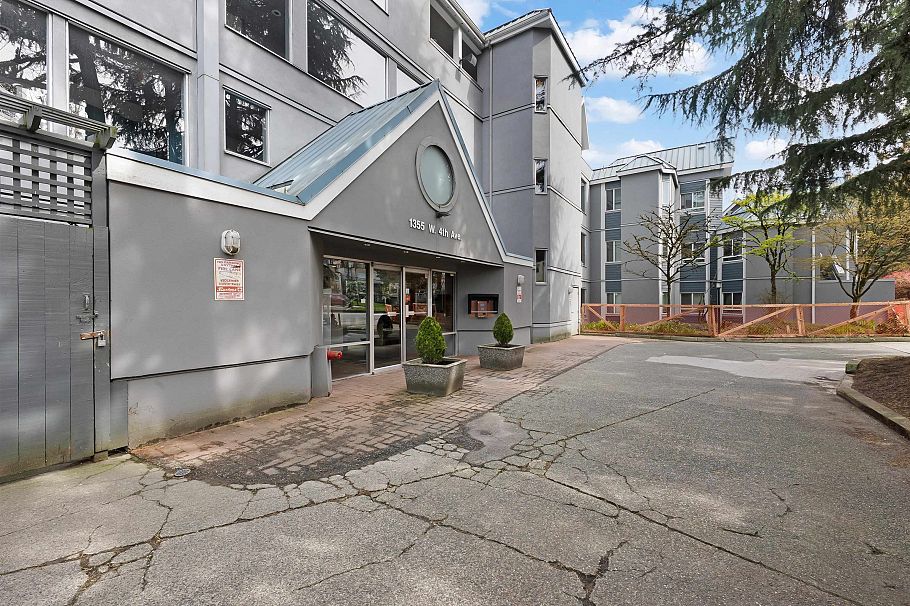 8 1355 W 4th Avenue Vancouver, BC - 1