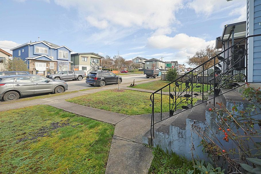 2584 E Georgia Street Vancouver, BC - 15