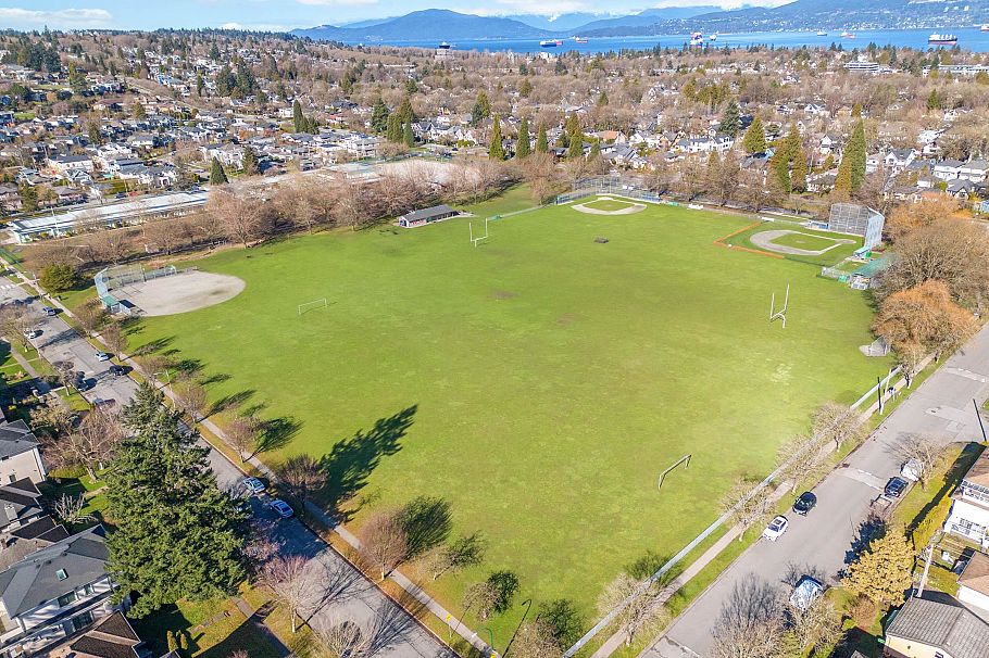 2861 W 15th Avenue Vancouver, BC - 23