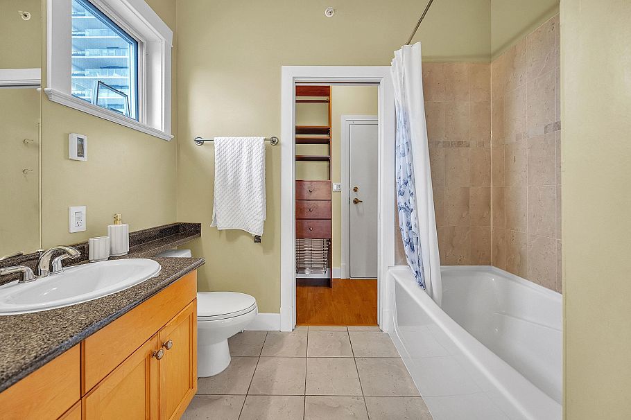 302 152 E 12th Street North Vancouver, BC - 22