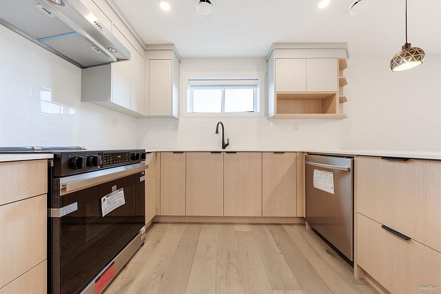 202 5092 Slocan Street Vancouver, BC - 5