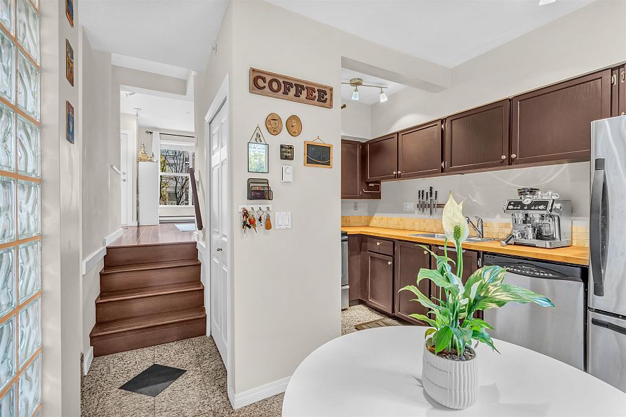 11 877 W 7th Avenue Vancouver, BC - 11