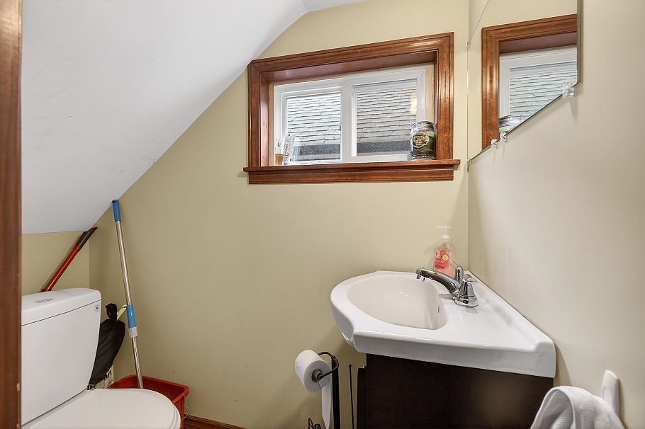 2631 E Pender Street Vancouver, BC - 9