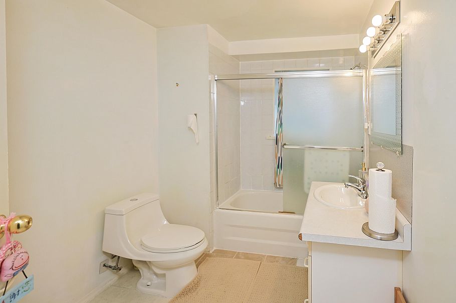 2584 E Georgia Street Vancouver, BC - 12