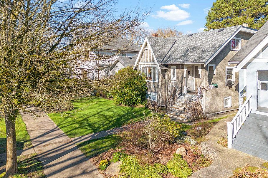 2861 W 15th Avenue Vancouver, BC - 8