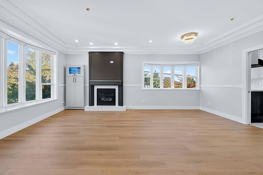 392 E 63rd Avenue Vancouver, BC - 1