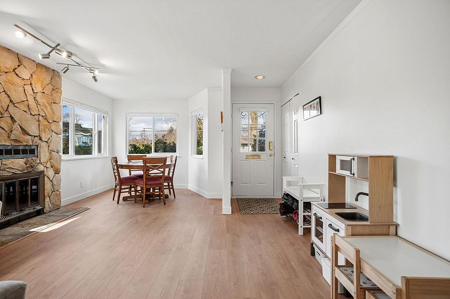 602 E 13th Avenue Vancouver, BC - 3