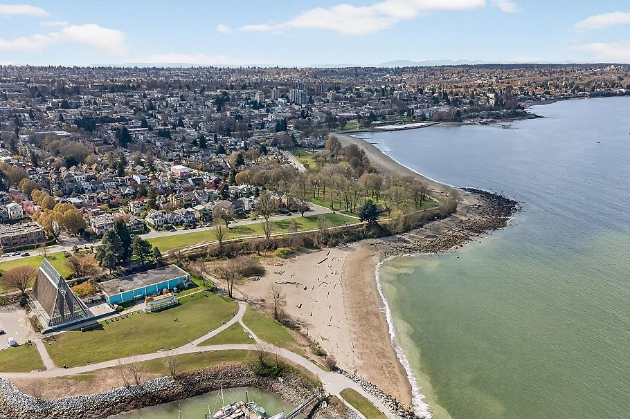 108 1424 Walnut Street Vancouver, BC - 32