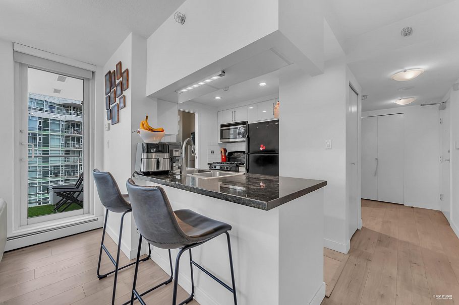 1506 1199 Marinaside Crescent Vancouver, BC - 15