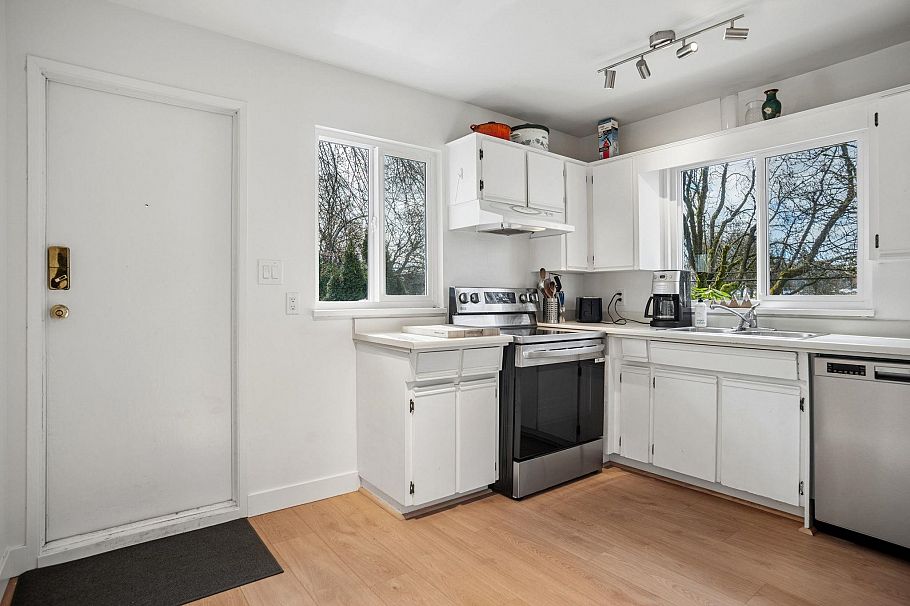 602 E 13th Avenue Vancouver, BC - 12