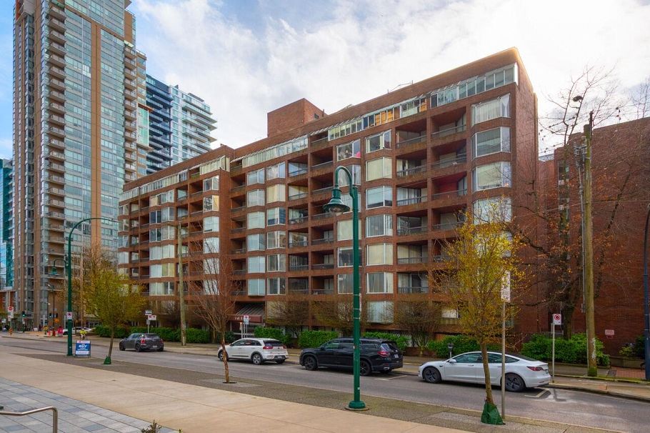 211 950 Drake Street Vancouver, BC - 1