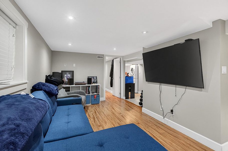 2631 E Pender Street Vancouver, BC - 16