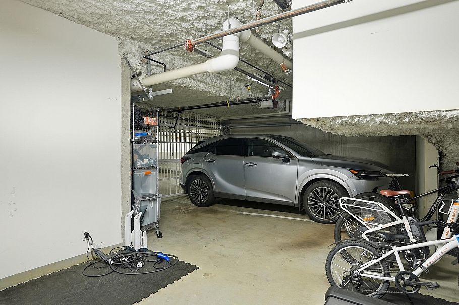 1576 W 8 Street Vancouver, BC - 40