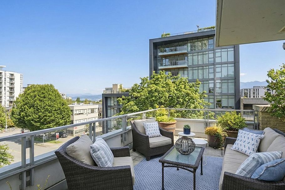 1576 W 8 Street Vancouver, BC - 37