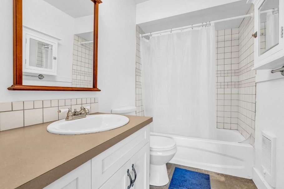 2575 W 3rd Avenue Vancouver, BC - 26