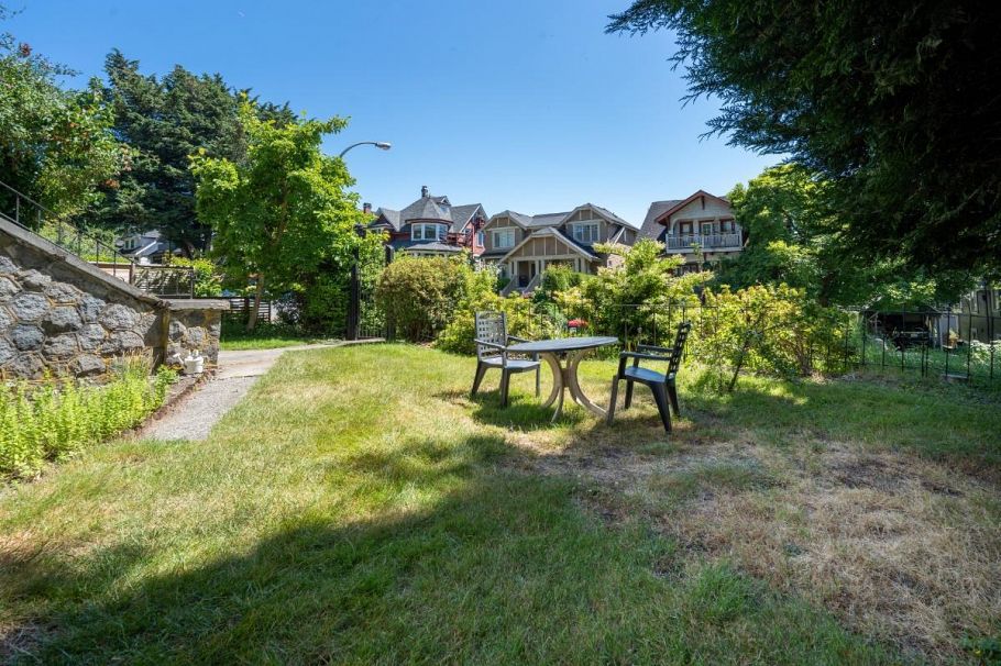 2575 W 3rd Avenue Vancouver, BC - 35