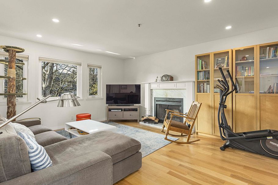 1815 W 14th Avenue Vancouver, BC - 2