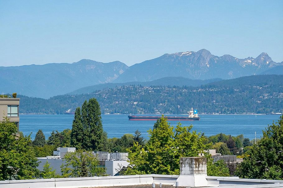 1576 W 8 Street Vancouver, BC - 38